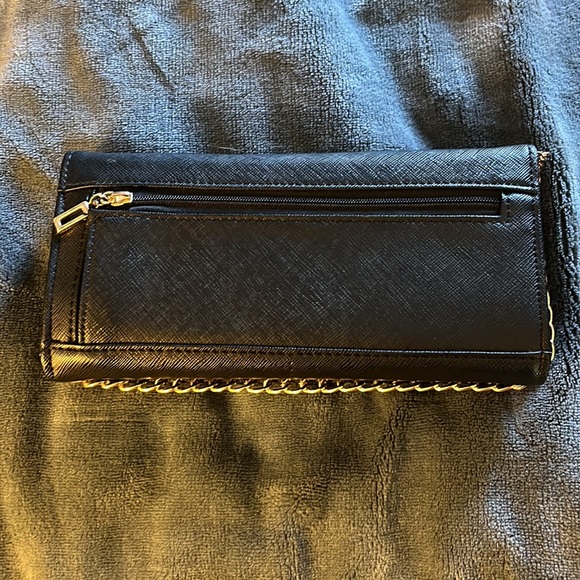 Guess purse with matching wallet. - Picture 7 of 10